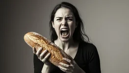 Женщина избила собутыльника замороженным хлебом.webp